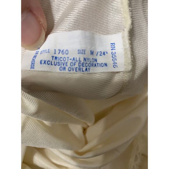 Vintage Half Slip Lace Trim High Side Slit Size Medium 23.5 Length 100% Nylon - Picture 6 of 7